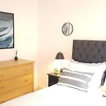 Chic & Cozy Stay In Vibrant Londoncheckhostprofile