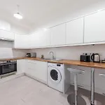 Victorian Beauty With Private Toilet And Shower Near Tube Station