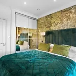 Bright & Airy Flat With Stunning Rooftop Views