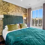 Bright & Airy Flat With Stunning Rooftop Views