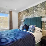 Bright & Airy Flat With Stunning Rooftop Views