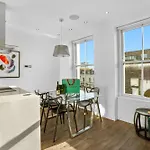 Bright & Airy Flat With Stunning Rooftop Views