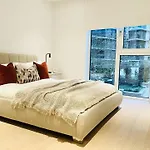 Stylish White City Flat - Steps To Tube Westfield & Portobello