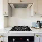 Luxurious 1-Bedroom Apartment In Kensington
