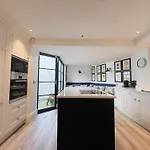 Stylish 3-Bedroom Terrace House Near Earls Court