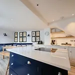 Stylish 3-Bedroom Terrace House Near Earls Court