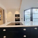 Stylish 3-Bedroom Terrace House Near Earls Court