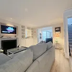 Stylish 3-Bedroom Terrace House Near Earls Court