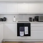 W2 Stylish And Central Apartment