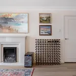 W2 Stylish And Central Apartment