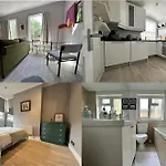 Charming Cottage Home In Battersea