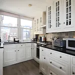 Large 3 Bedrm Apartment In Heart Of Theatre Land