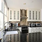 Large 3 Bedrm Apartment In Heart Of Theatre Land