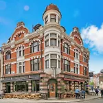 Designer Victorian Flat With Large Terrace