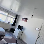 Modern Room In A 4 Bedroom Flat In London, Shared Bathroom!