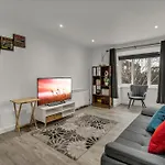 New King Size Bed Apartment With Free Parking