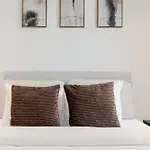 Chic 1Br Apt With Terrace & Gym, West Hampstead