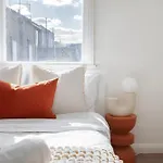 Spacious 5 Bedroom House Central London