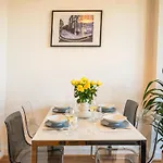 Viewpoint - Modern Big 2 Bedroom Apt - Ideal For Longer Stays & Business Travel