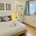 Tranquil 2 Bed Apt Near Downtown & Free Parking