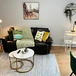 Tranquil 2 Bed Apt Near Downtown & Free Parking