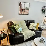 Tranquil 2 Bed Apt Near Downtown & Free Parking