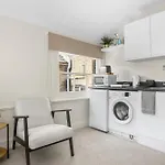 Stylish Private Room And Ensuite Near The Oval