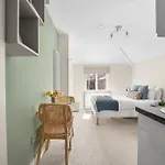 Stylish Private Room And Ensuite Near The Oval