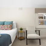 Stylish Private Room And Ensuite Near The Oval