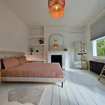 Chic Property With Backyard Near Emirates Stadium