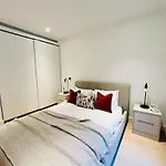 Luxury Apt In White City Living - Ideal For Family & Business Stay