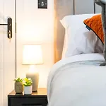 Stunning 4 Bed, Sleeps 10, Parking