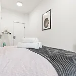 Stunning 4 Bed, Sleeps 10, Parking