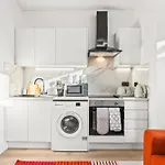 Stunning 4 Bed, Sleeps 10, Parking