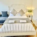 Park Lane Beautiful Studio Apartment