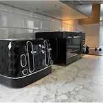North Kensington Westfield 3 Bedroom New Deluxaprt