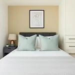 2 Bed Flat With Balcony In Wimbledon