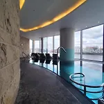 Luxury Central London With Pool, Gym, Spa, Free Parking 3 Bedroom