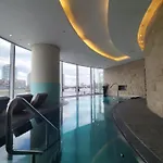 Luxury Central London With Pool, Gym, Spa, Free Parking 3 Bedroom