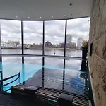 Luxury Central London With Pool, Gym, Spa, Free Parking 3 Bedroom