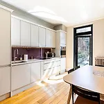 Stylish Kings Cross Apartment With Garden Retreat