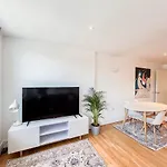 Stylish Camden Apartment K6