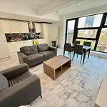 Deluxe Entire Apartment With 2X Bedrooms, 2X Bathrooms And A Big Living Room In The Olympic Park And Westfield At Stratford