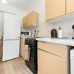 Prime Location - Stylish Retreat - Wifi & Netflix