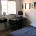 London Suburbia, A Stylish 2Bed With Garden & Parking