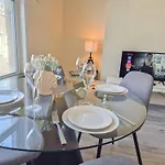 Ample Acton 4-Bedroom Flat,Ealing, West London