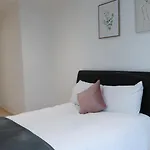 Riverside 3 Bed 2 Bath Apartment- Free Parking