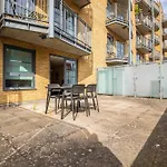 Londwell City & Limehouse Residence With Balcony