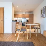 Londwell City & Limehouse Residence With Balcony