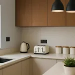 3 Bed Garden Flat In Acton